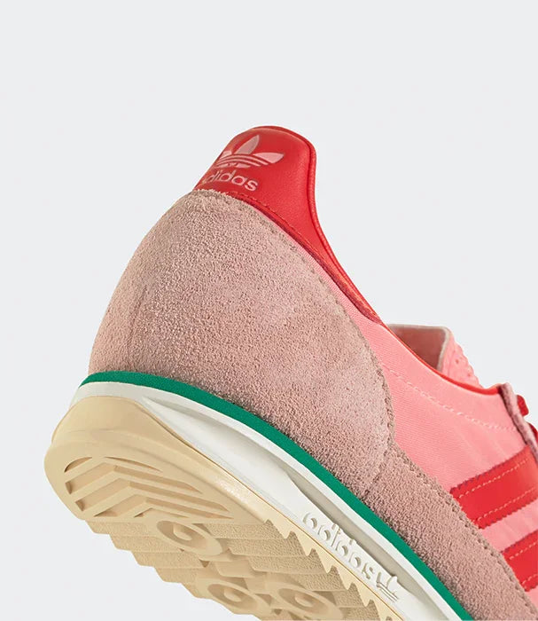 נעל אדידס ורדרדה עם סוליה בהירה, פרטי זמש ועיצוב מותג, נעלי ספורט CHOZEN