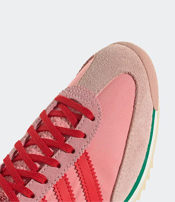 נעל ספורט ורודה עם שרוכים אדומים ודיטיילים בהשראת אופנת רחוב, CHOZEN