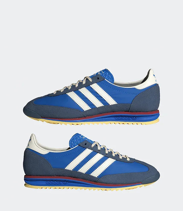 נעלי סניקרס adidas כחולות עם שלושה פסים לבנים, צילום מוצר לקבוצת אלפא CHOZEN