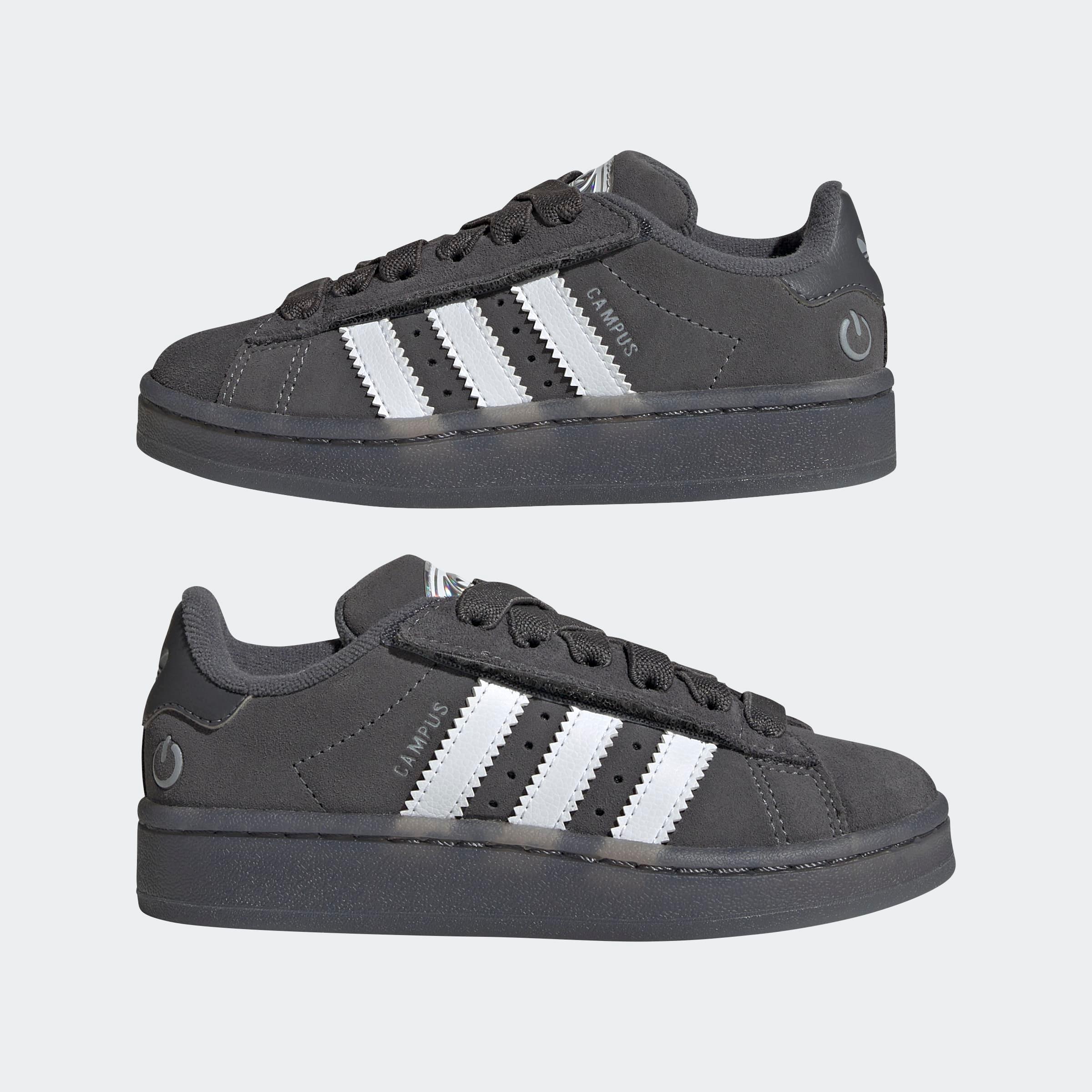 סניקרס אפורות adidas CAMPUS עם שלושה פסים לבנים, צילום זוג נעליים, ב-CHOZEN