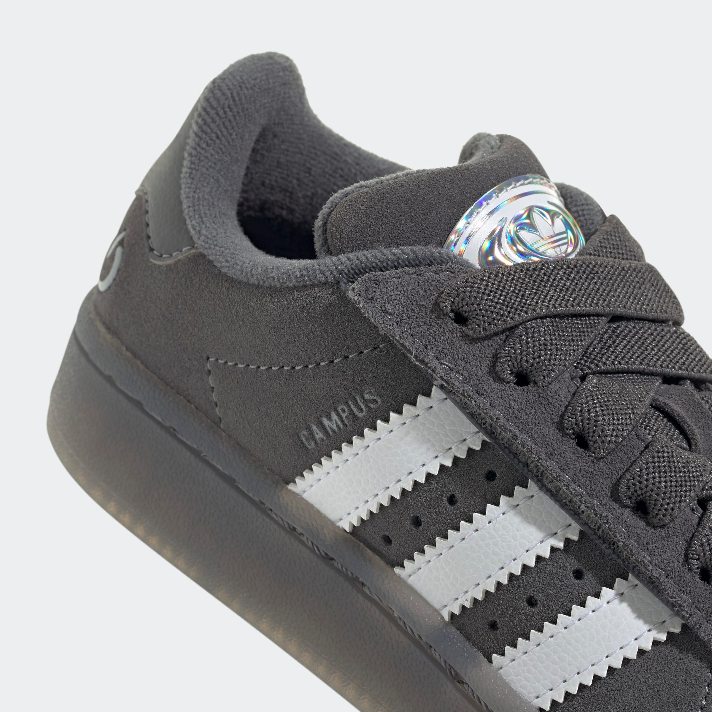 נעל סניקרס ADIDAS CAMPUS אפורה עם שלושה פסים לבנים, צילום תקריב, CHOZEN