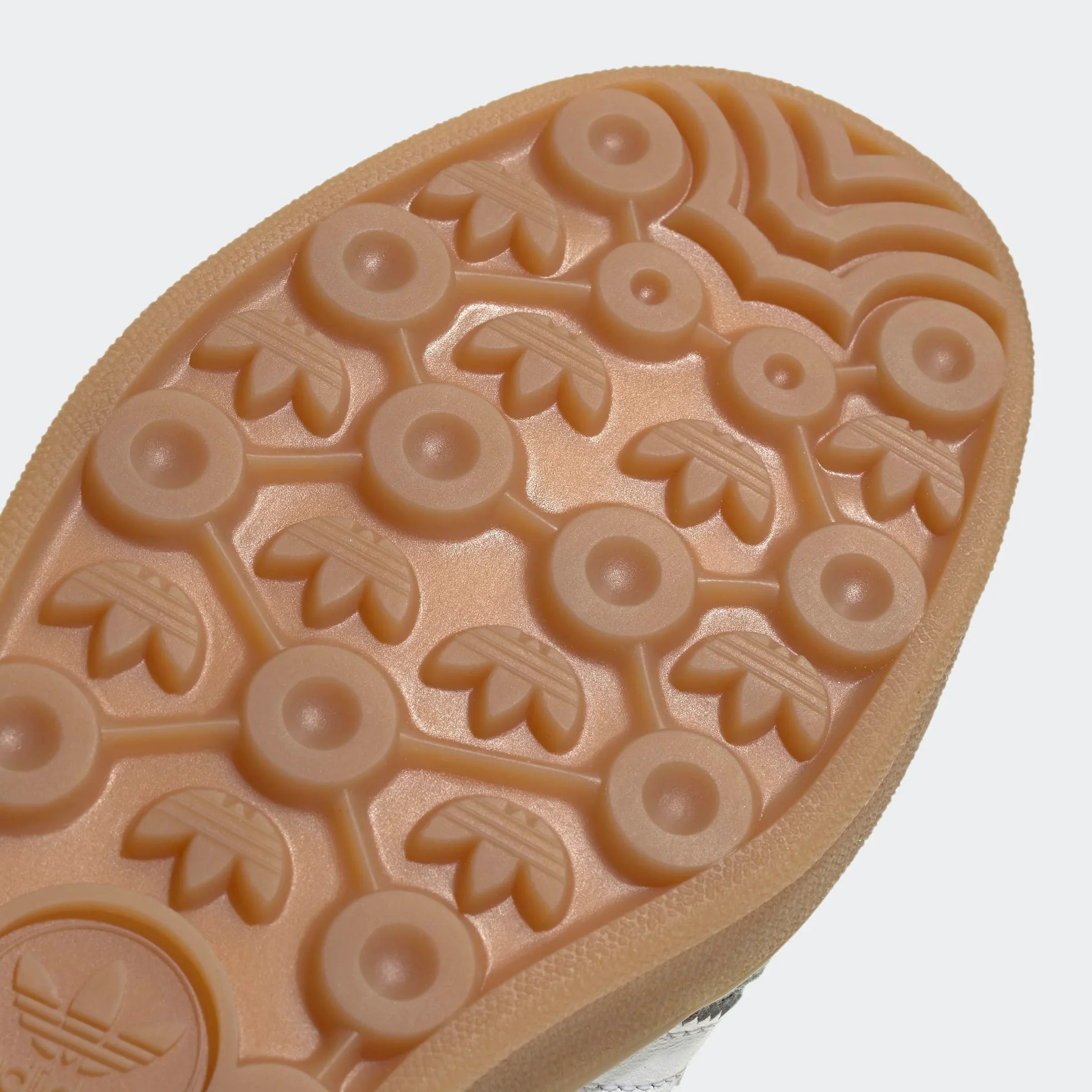 סוליית נעל אדידס בצבע חום עם דוגמת טריפול אדידס, צילום תקריב CHOZEN