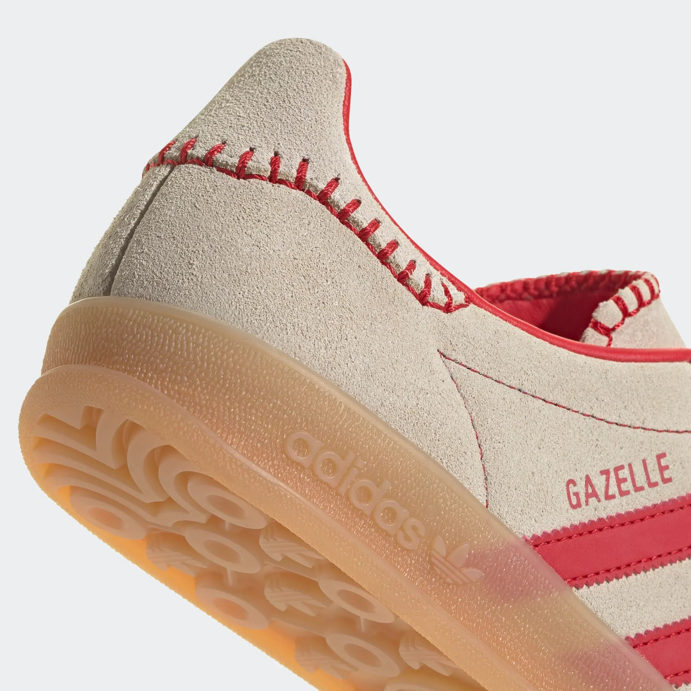 נעלי אדידס מעור בז׳ עם תפרים אדומים, דגם Gazelle, סוליה שקופה, יבוא רשמי CHOZEN