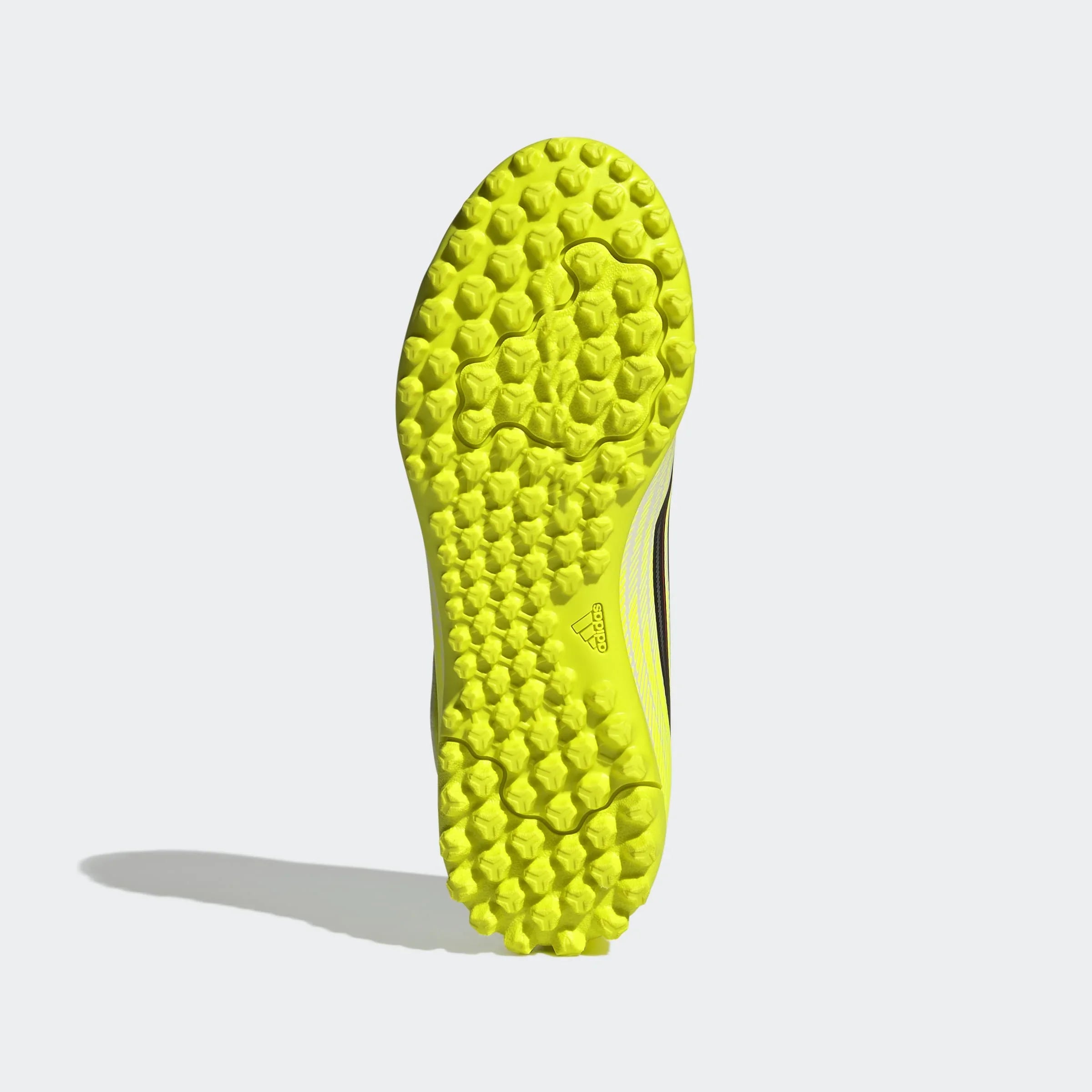 סוליית נעל אדידס צהובה עם דפוס ייחודי, צילום מוצר ל-CHOZEN מותגים מובילים