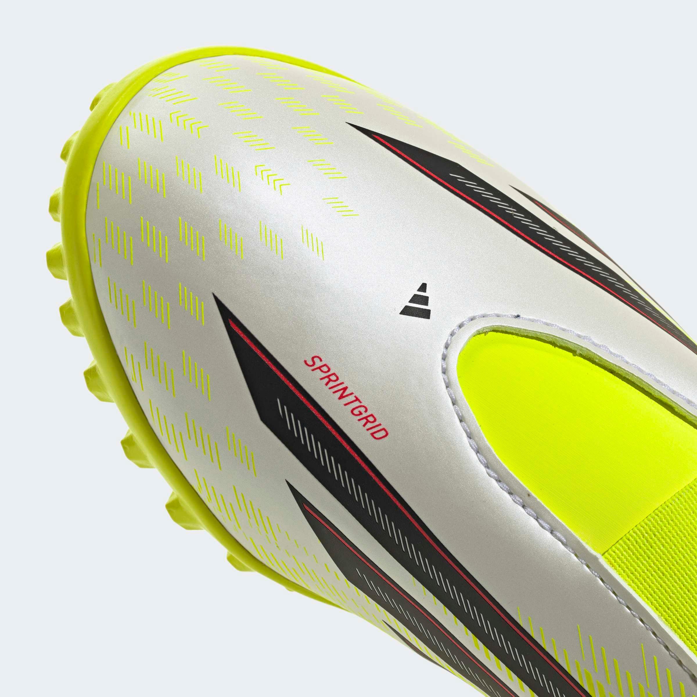 נעל כדורגל Sprintgrid בצבע לבן עם עיצוב צהוב ושחור, פרטים עדינים, קבוצת אלפא, CHOZEN