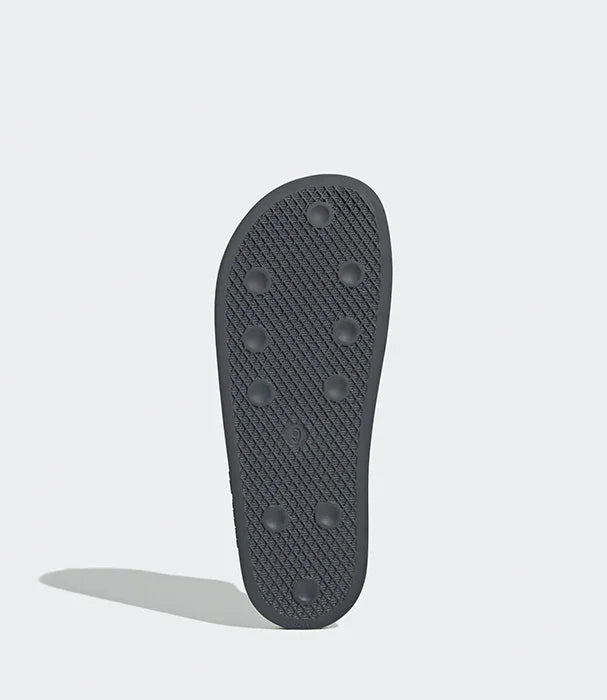 סוליית נעל שחורה עם מרקם וגבשושיות, צילום מוצר CHOZEN המותגים המובילים