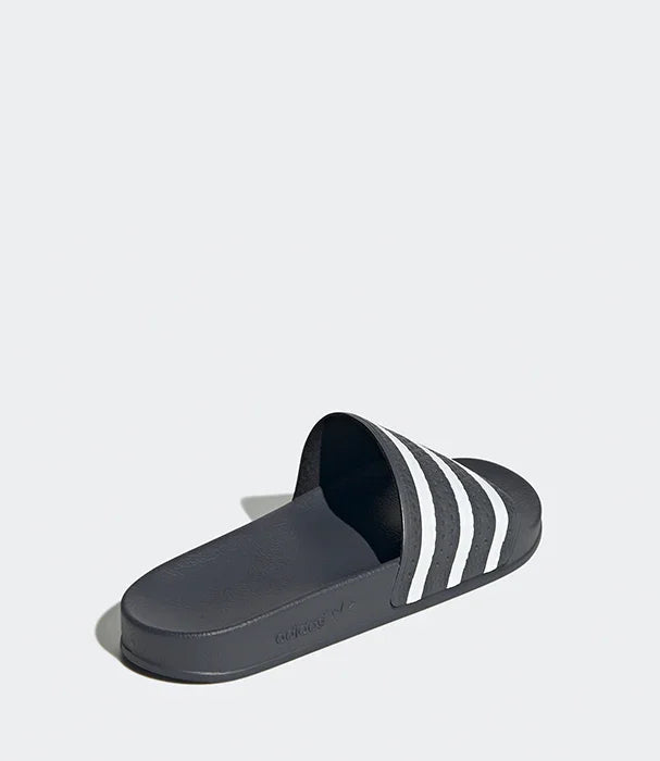 כפכף שחור עם שלושה פסים לבנים, צילום מוצר רקע אפור, חנות CHOZEN מותגים מובילים