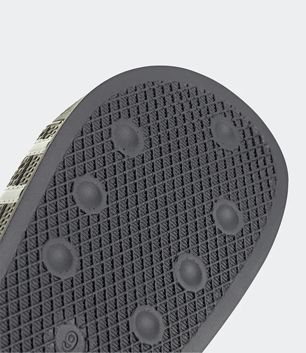 תקריב סוליית כפכף אפור עם דוגמת מדרך גומי, נעלי מותג ייבוא CHOZEN