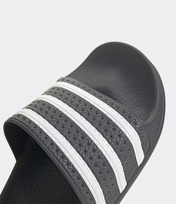 כפכף גומי אפור עם שלושה פסים לבנים, אופנה CHOZEN, נעליים מותגים מובילים