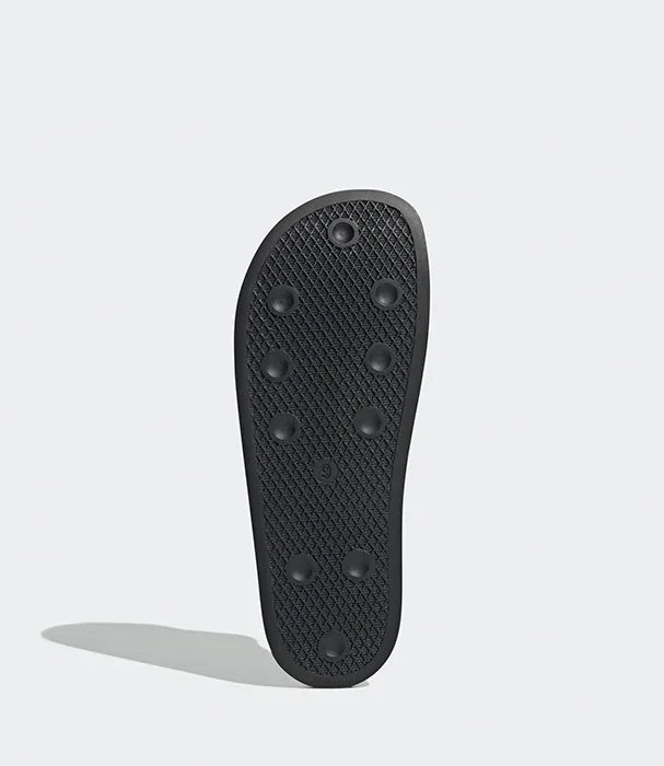 סוליית כפכף שחורה עם בליטות עגולות, צילום מוצר רקע אפור, CHOZEN מותגים מובילים