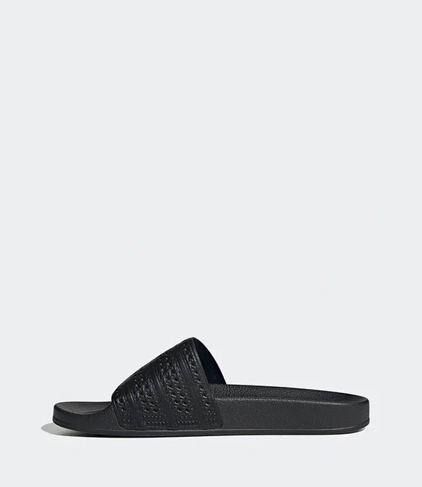 כפכף שחור לגברים בעיצוב ספורטיבי על רקע אפור, מבית CHOZEN