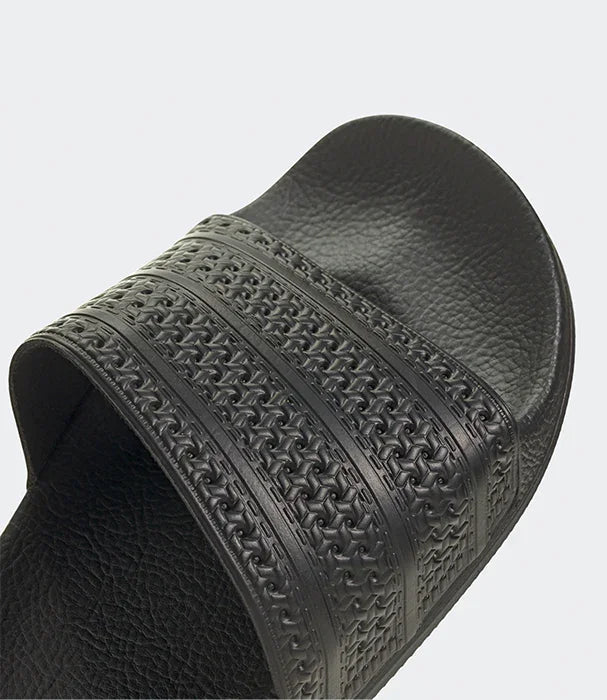 סנדל סליידר גומי שחור עם עיצוב פסים מובלט, צילום תקריב, נעלי CHOZEN