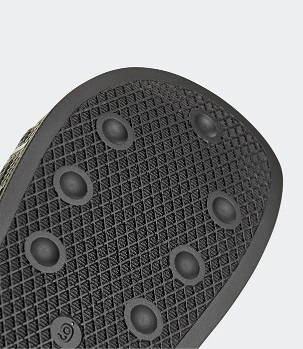 סוליית נעל גומי שחורה עם דפוס גיאומטרי ונקודות בולטות, צילום מוצר CHOZEN