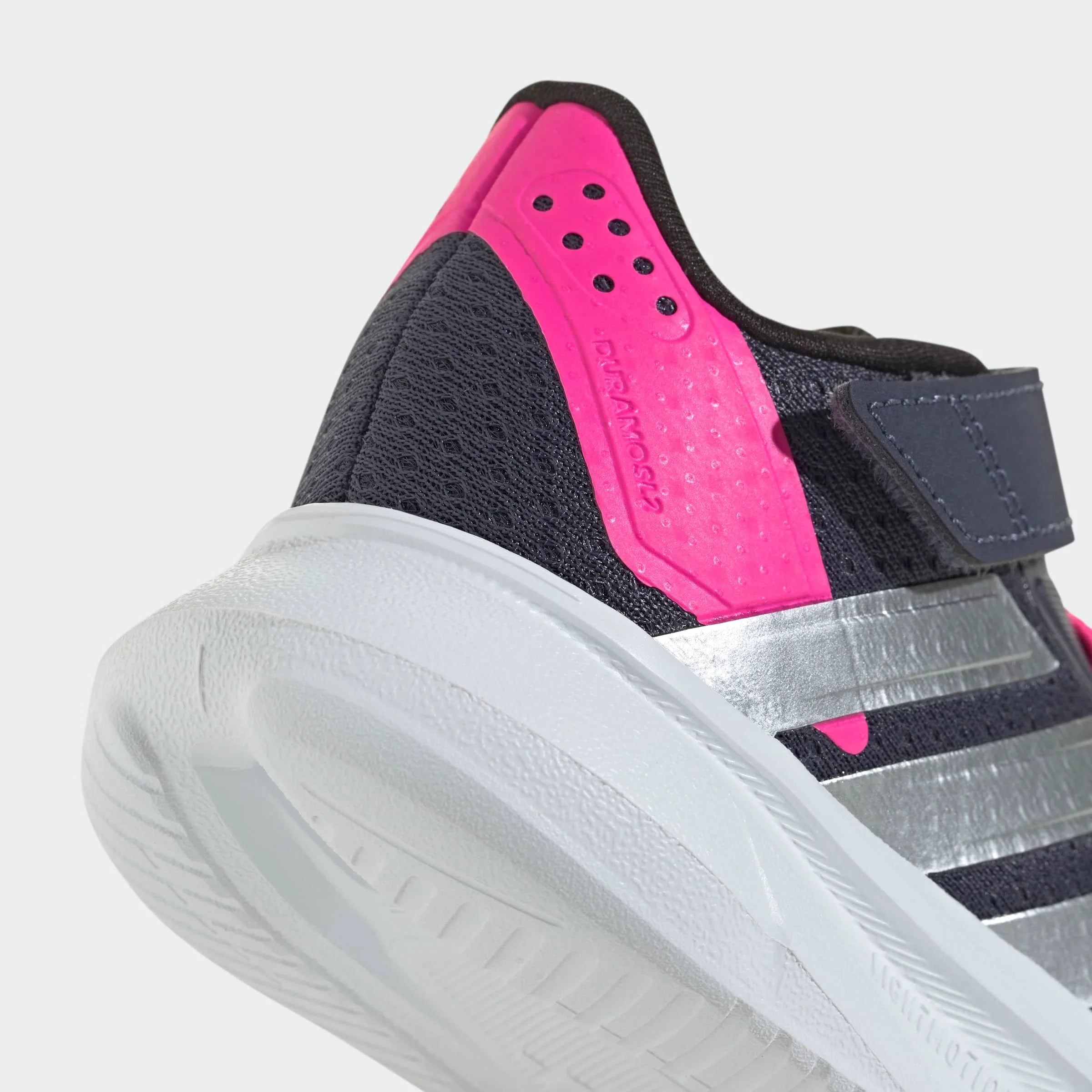 פרט נעל ספורט ילדים, בצבע שחור עם נגיעות ורוד וכסף, סוליה לבנה ורצועת סקוץ'