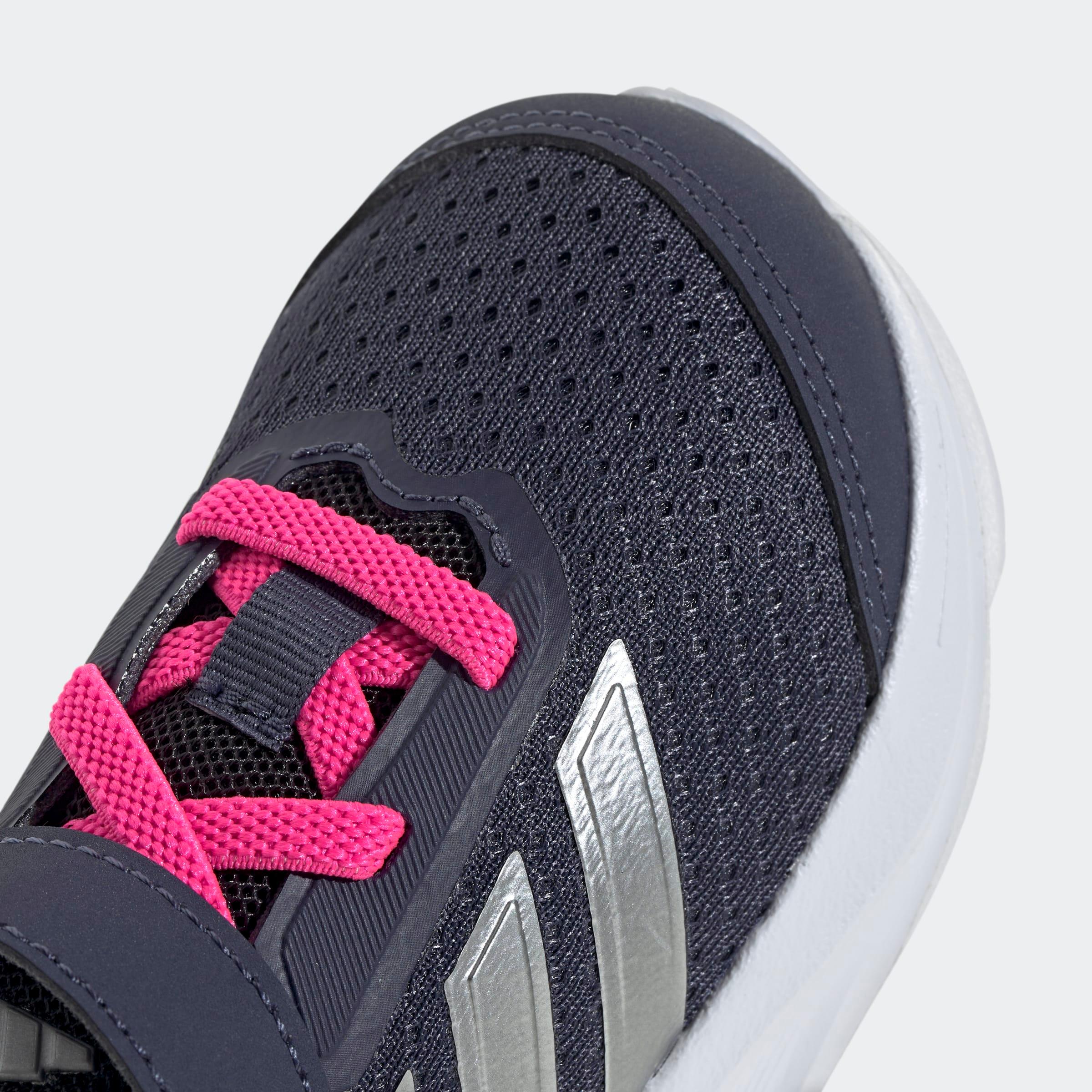 קלוז אפ לנעל ריצה אפורה עם שרוכים ורודים וסמל כסף, בד רשת נושם וסוליה לבנה