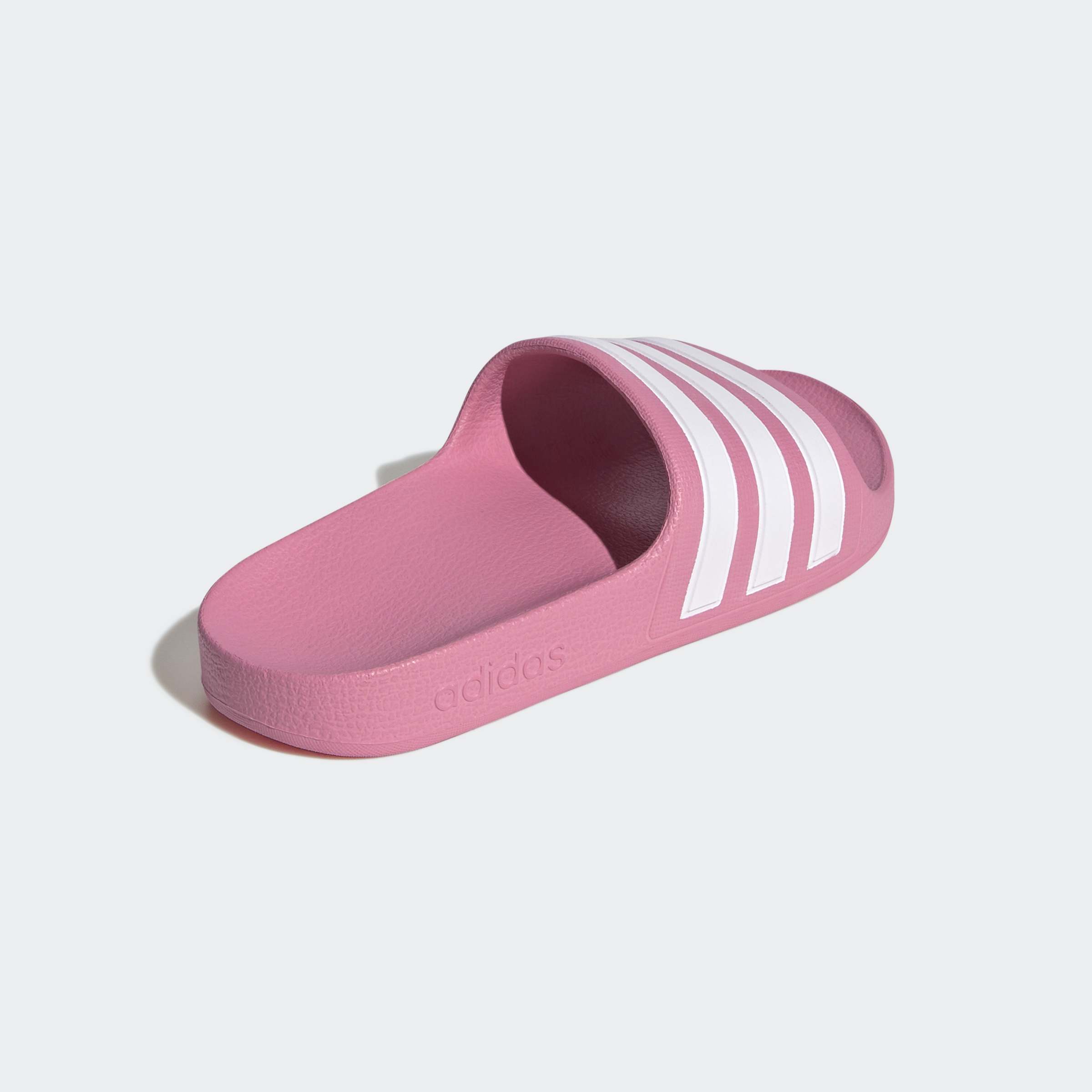 כפכף גומי ורוד עם שלושה פסים לבנים, צילום מוצר נעלי קיץ ברקע בהיר