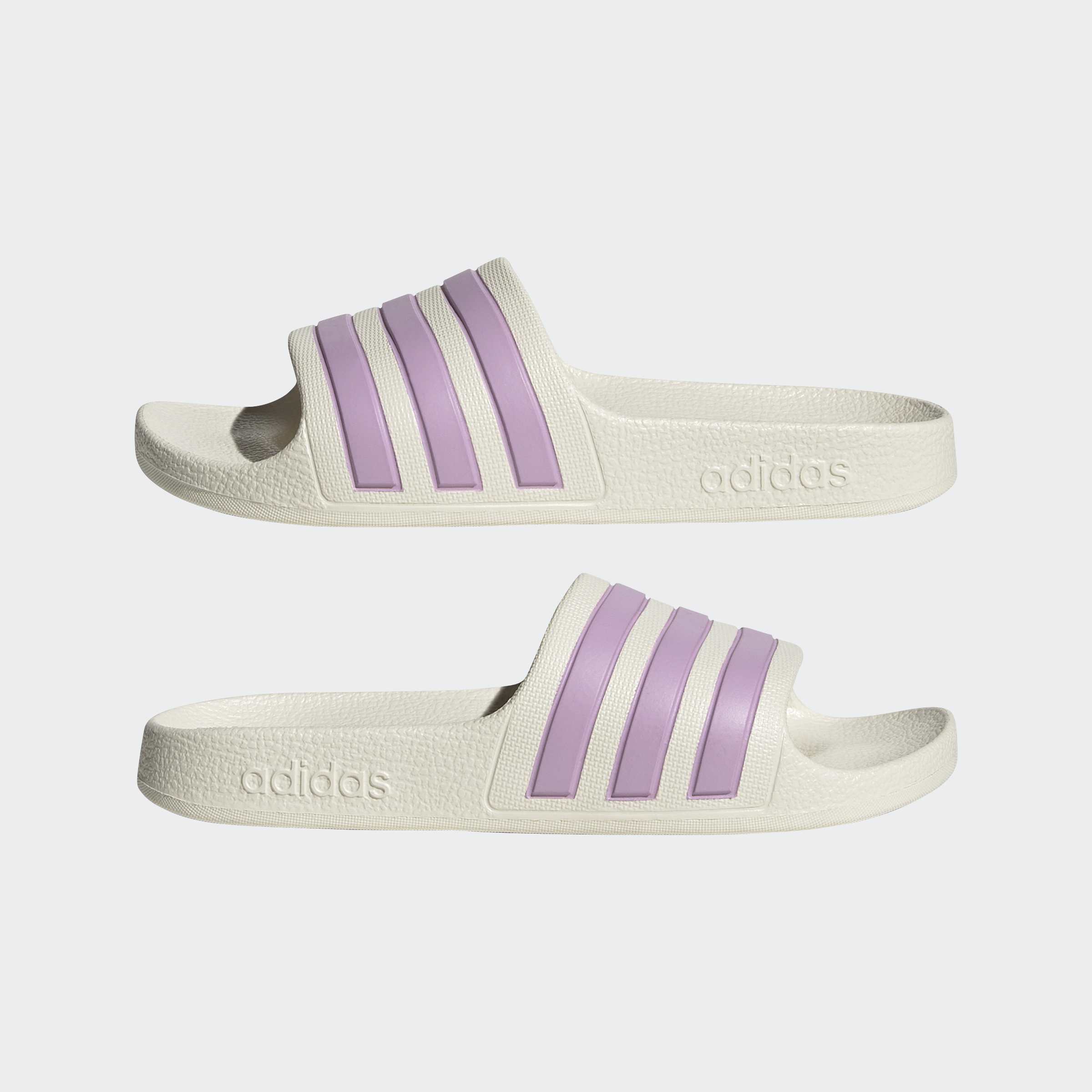 סנדלי סלייד לבנים עם שלושה פסים סגולים, צילום מוצר על רקע לבן