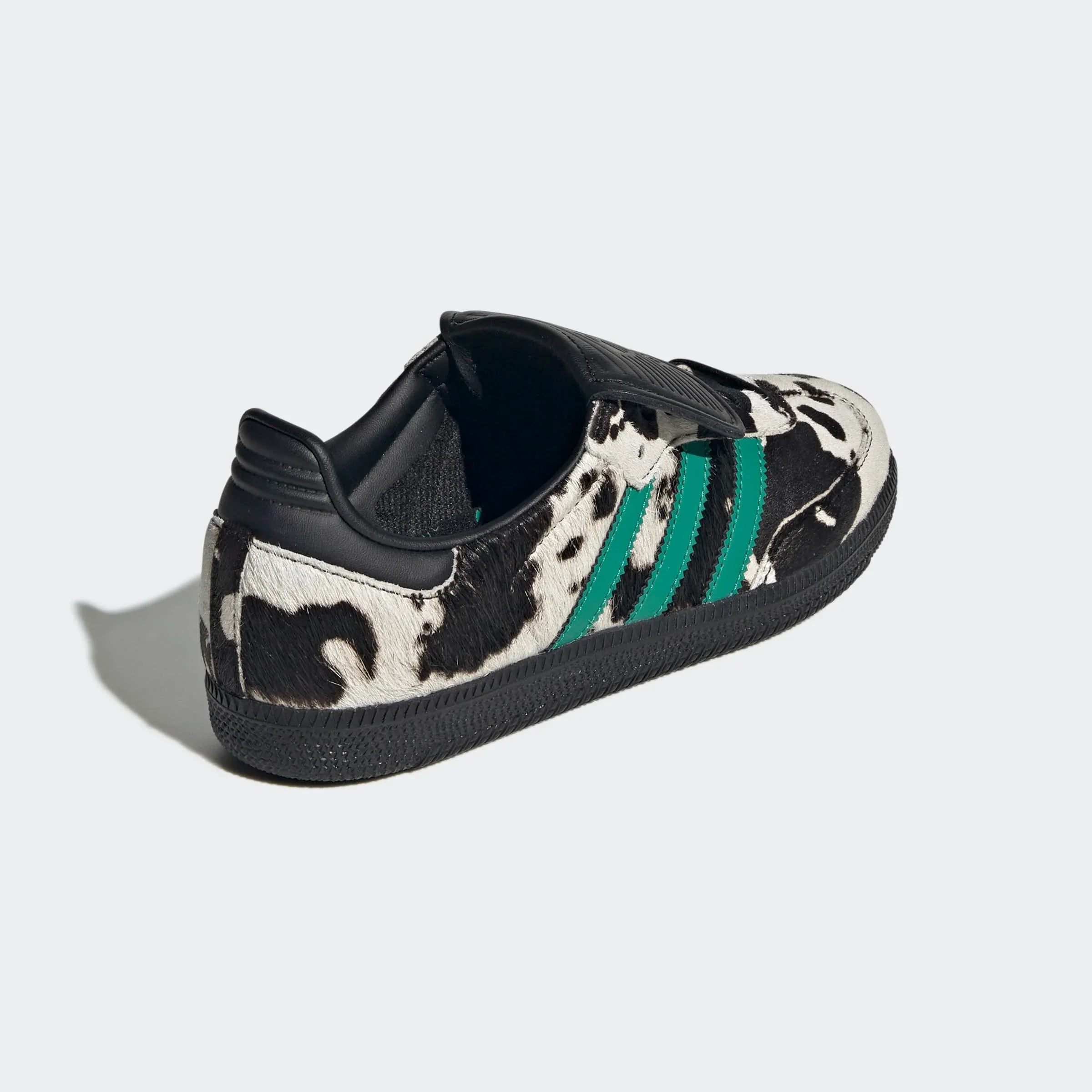 נעל ספורט אופנתית עם דוגמת פרה, פסי ירוק ועור שחור, מבית CHOZEN