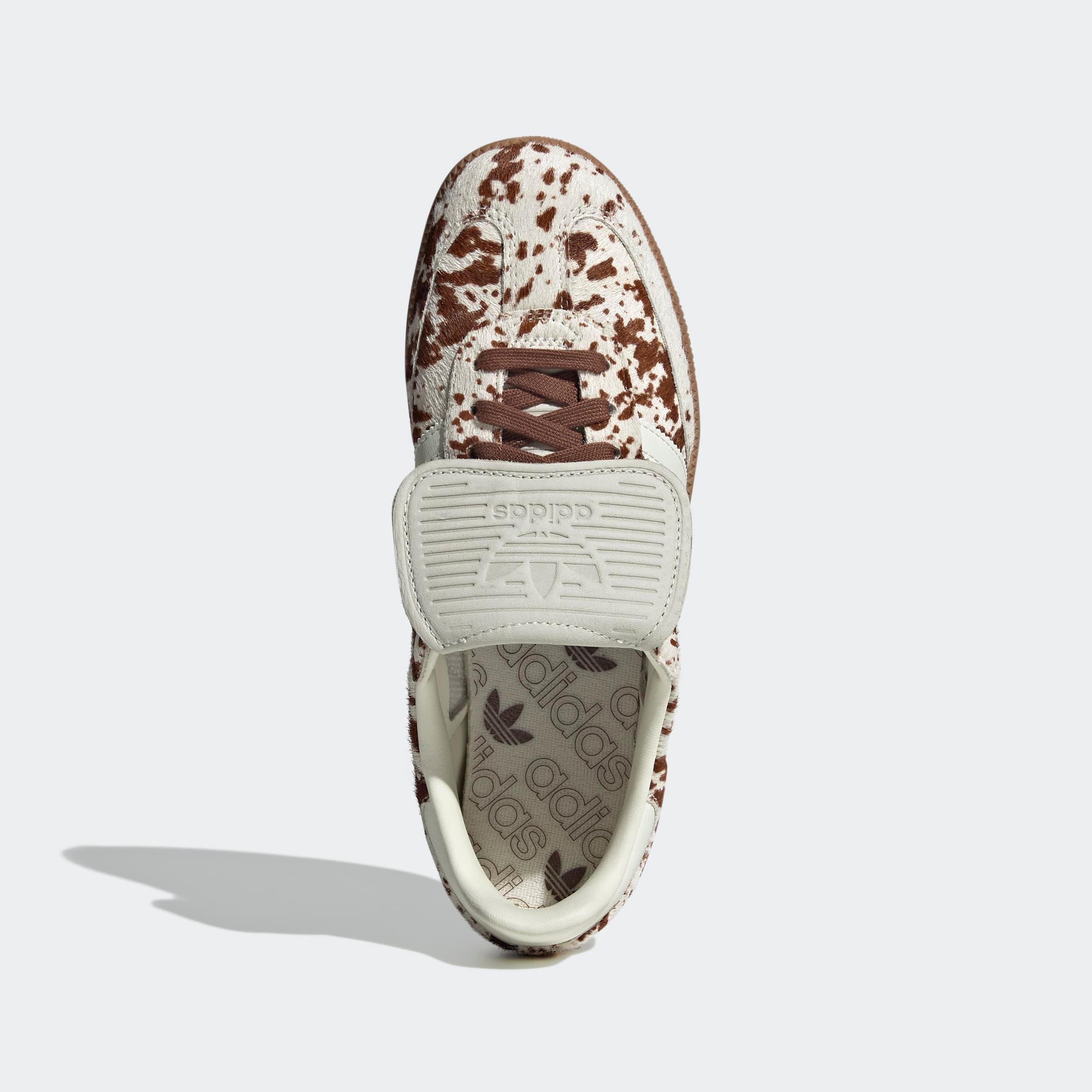 נעל adidas חומה-לבן עם דוגמת כתמים מהקולקציה ב-CHOZEN, צילום מבט עליון