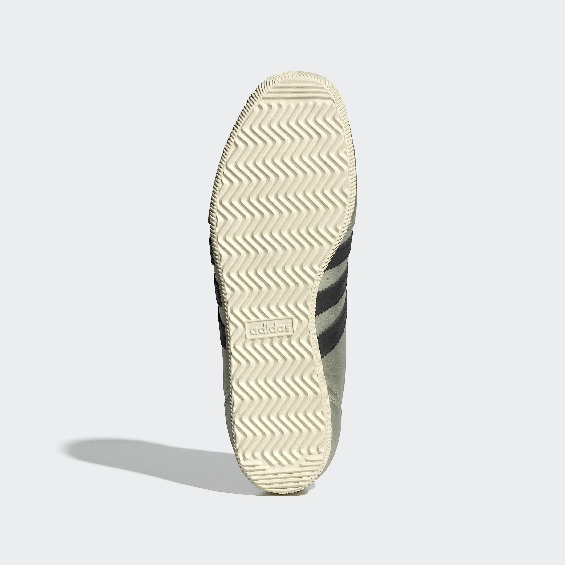 סוליית נעל אדידס בצבע בז' על רקע אפור, דגם נעלי ספורט CHOZEN