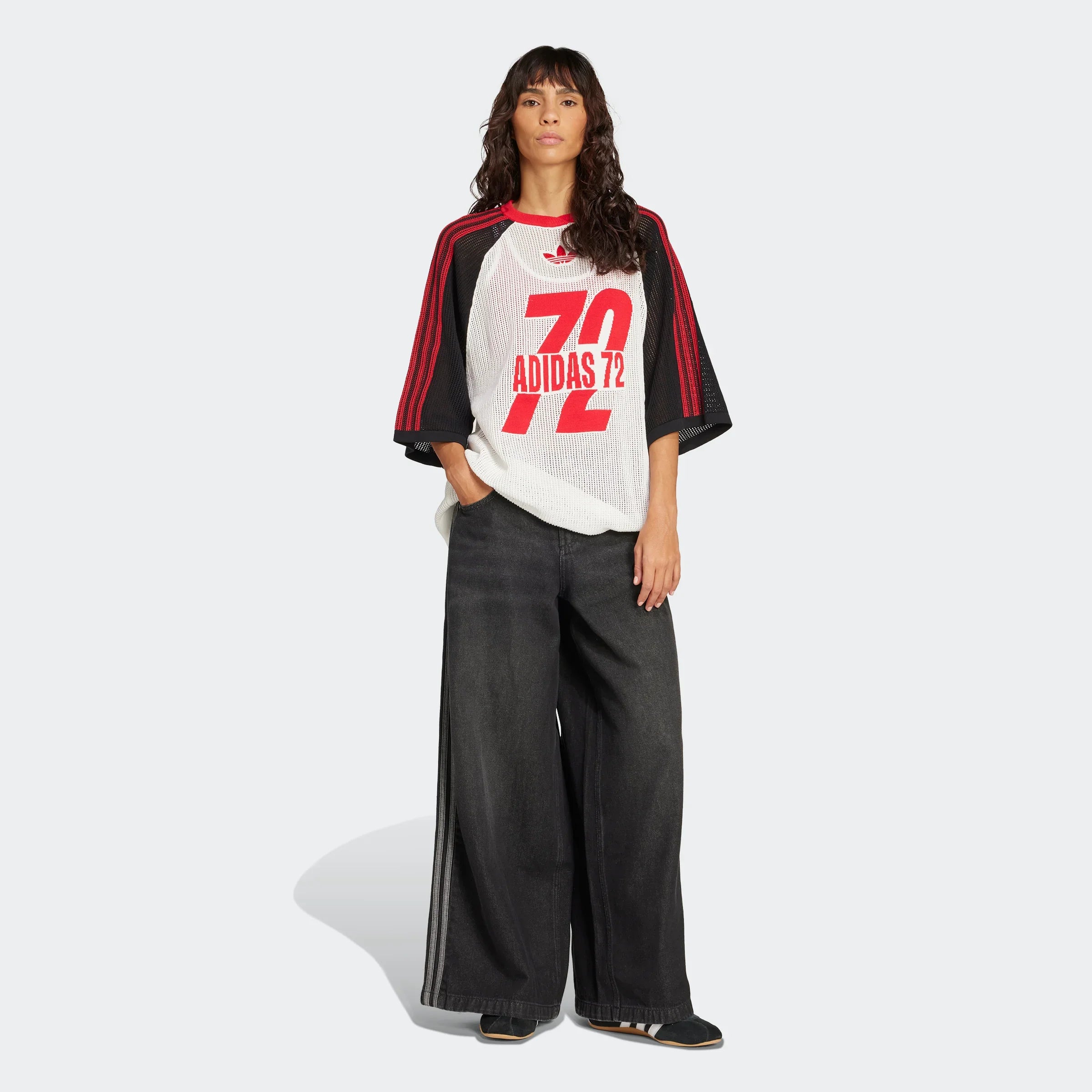 דוגמנית בלבוש אופנתי של ADIDAS, חולצת 72 שחור-לבן ומכנסיים רחבים, CHOZEN מותגים מובילים