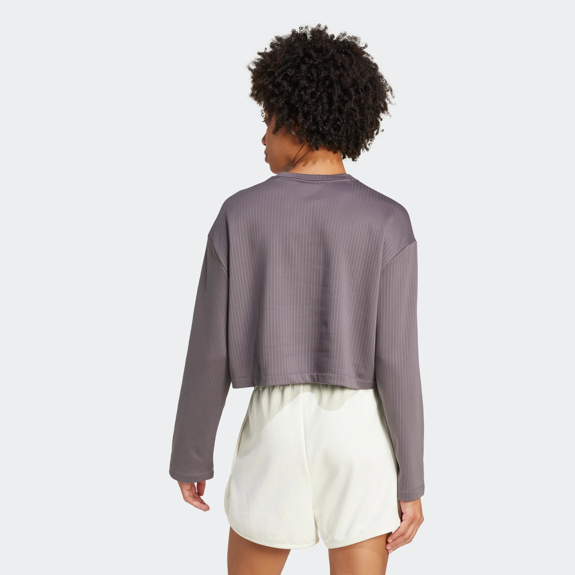 דגם לובשת חולצה אפורה עם שרוולים ארוכים ומכנסיים קצרים לבנים על רקע לבן, CHOZEN אופנה