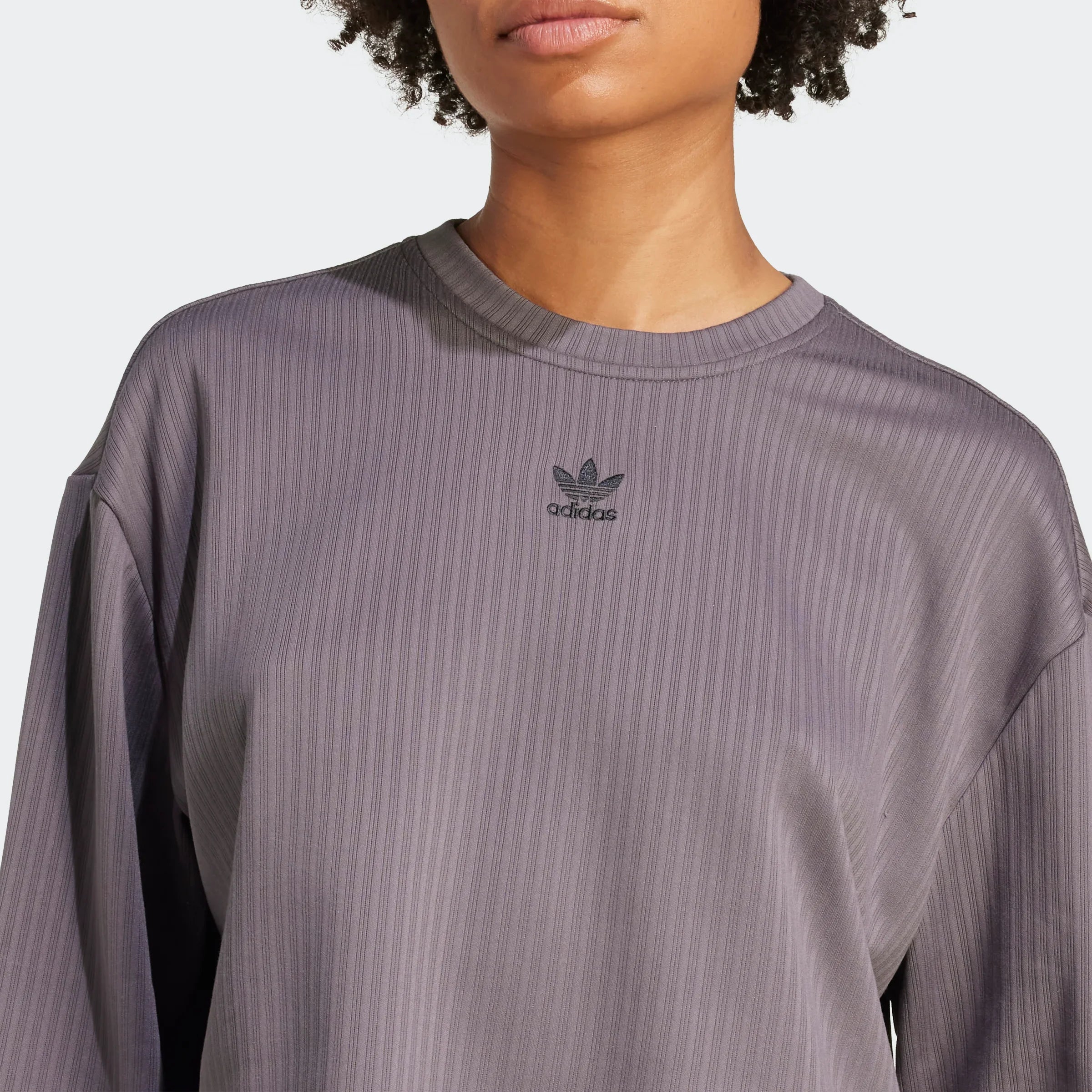 אישה לובשת חולצת אדידס אפורה עם לוגו, אופנה טרנדית מ-CHOZEN