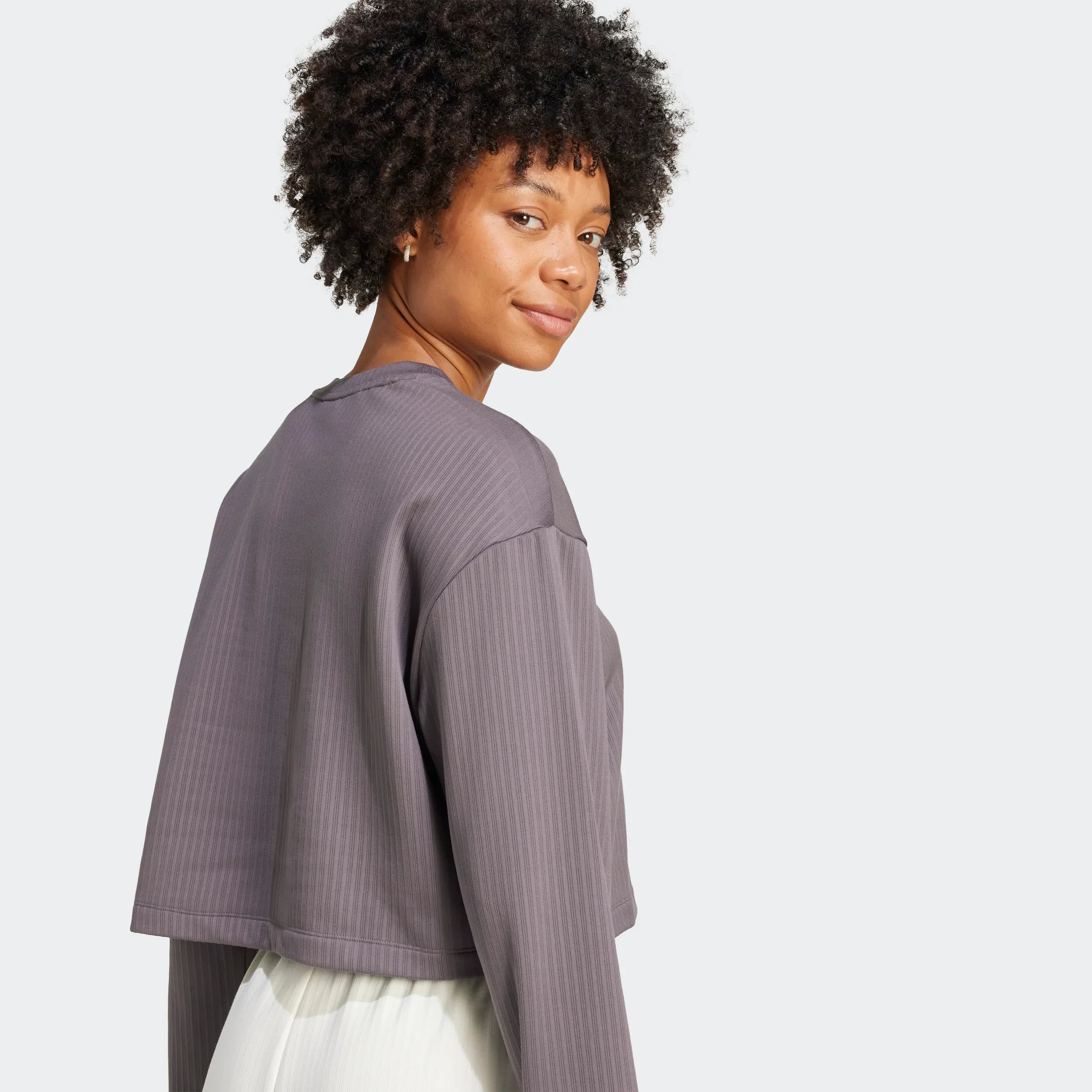 אישה לובשת חולצת אפורה בסגנון אופנתי, צילום מקרוב, CHOZEN מותגים מובילים