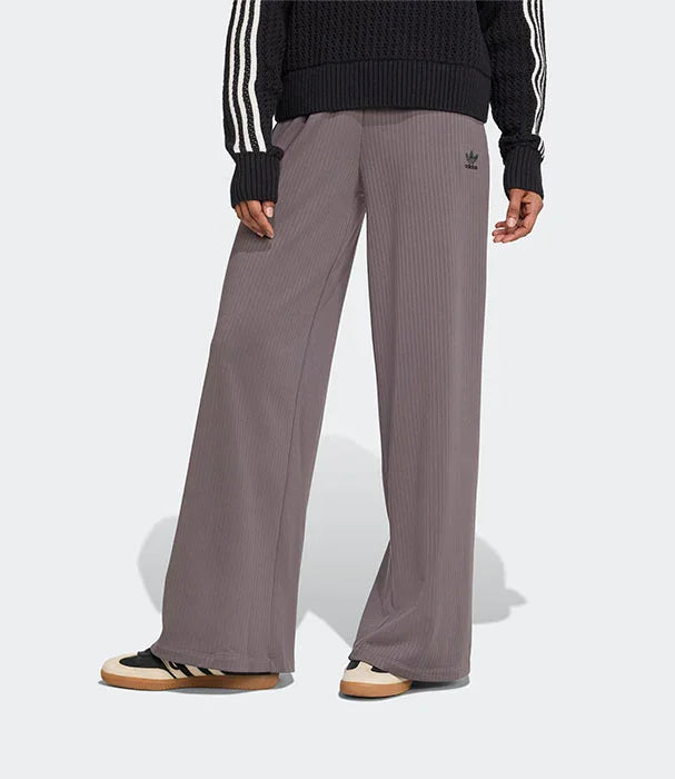 מכנסיים רחבים לנשים בצבע אפור של אדידס, לוגו קטן, צילום על דוגמנית, CHOZEN מותגים מובילים