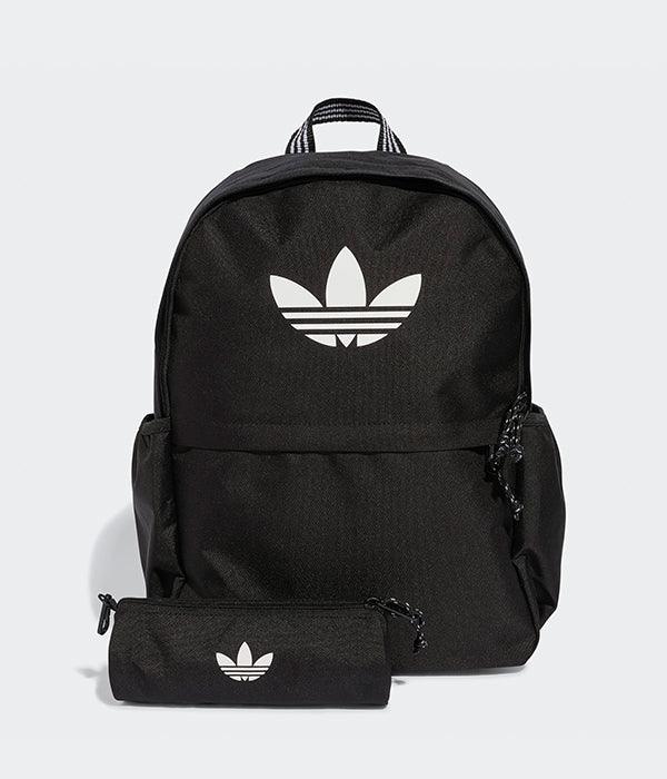 תיק גב שחור עם לוגו אדידס וקלמר תואם, ממותג CHOZEN, רקע אפור נקי