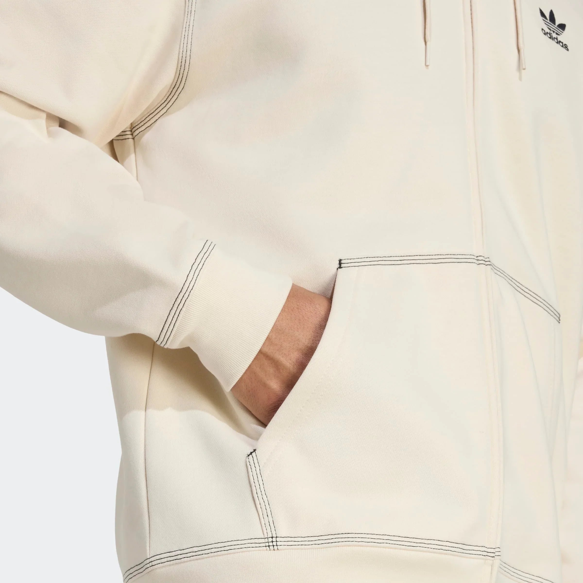 קפוצ׳ון אדידס בהיר עם תפרים שחורים, לוגו adidas, צילום קלוז-אפ לאתר CHOZEN