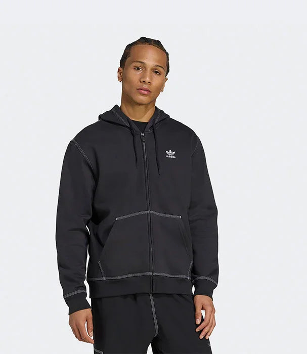 דגם לובש קפוצ'ון שחור עם לוגו אדידס, אופנת גברים CHOZEN, צילום על רקע לבן