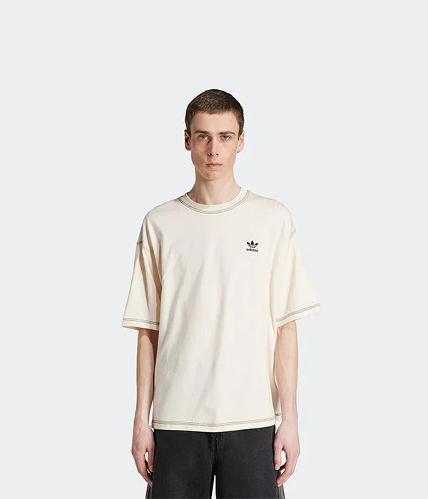 דגם גבר לובש טי שירט אדידס בצבע שמנת, צילום לאתר CHOZEN, מותגים מובילים מבית קבוצת אלפא