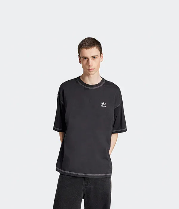 גבר עם חולצת טי שחורה של אדידס, לוגו רקום, לבוש קז'ואל, אופנת גברים CHOZEN