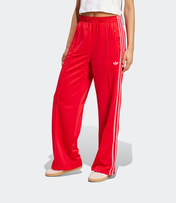 מכנסי אדידס אדומים עם שלושה פסים לבנים, לוק ספורטיבי, נמכר ב-CHOZEN