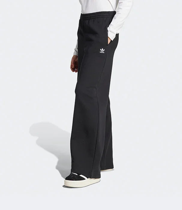 מכנסי ספורט שחורים של אדידס לנשים, לוגו מותג, מוצג על דוגמנית, CHOZEN