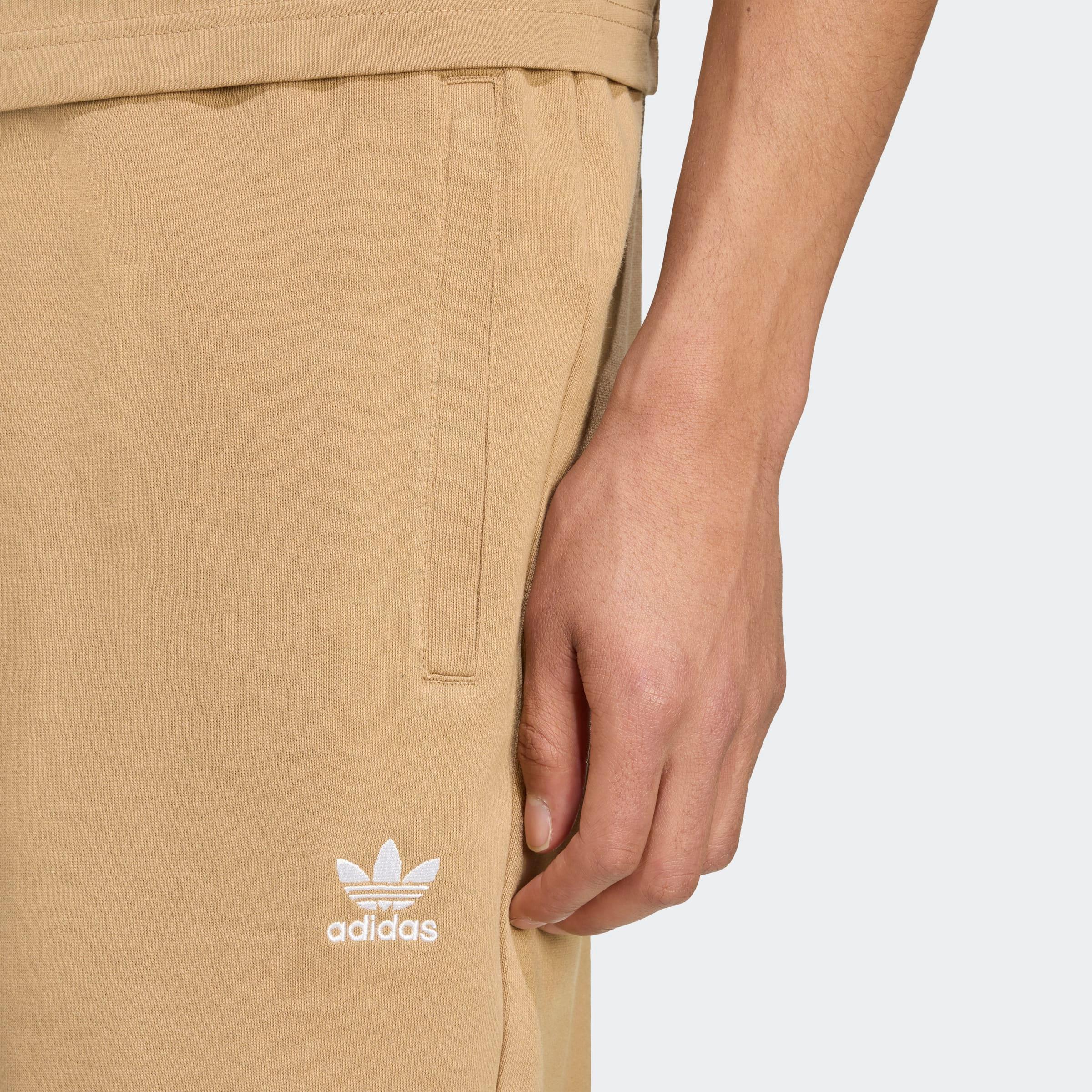 מכנסי אדידס בצבע בז׳, לוגו adidas רקום, תצוגת פרטים מקרוב, CHOZEN מותגים מובילים