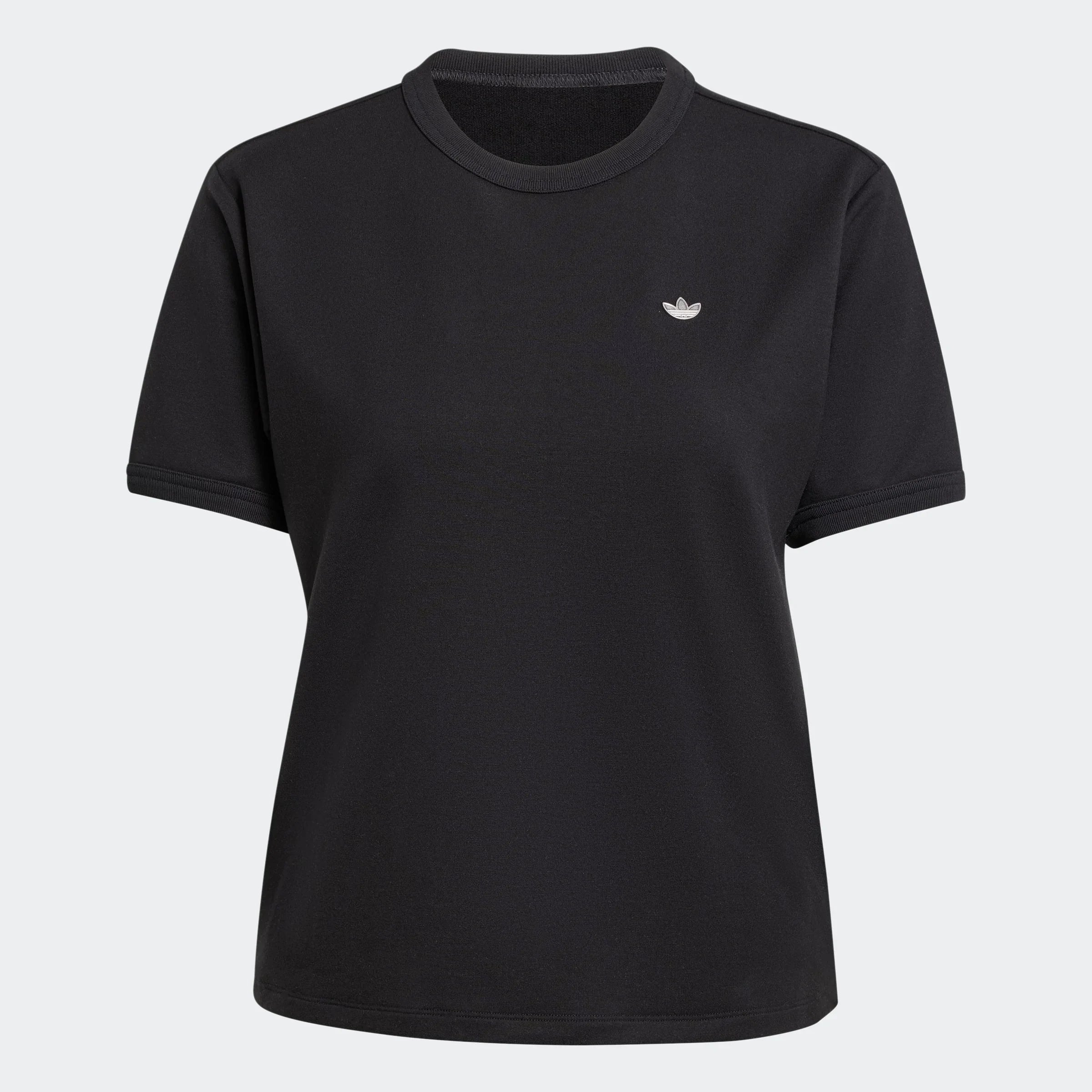 חולצת טי שחורה של אדידס עם סמל מותג קטן לקדמת החזה, אופנת נשים CHOZEN