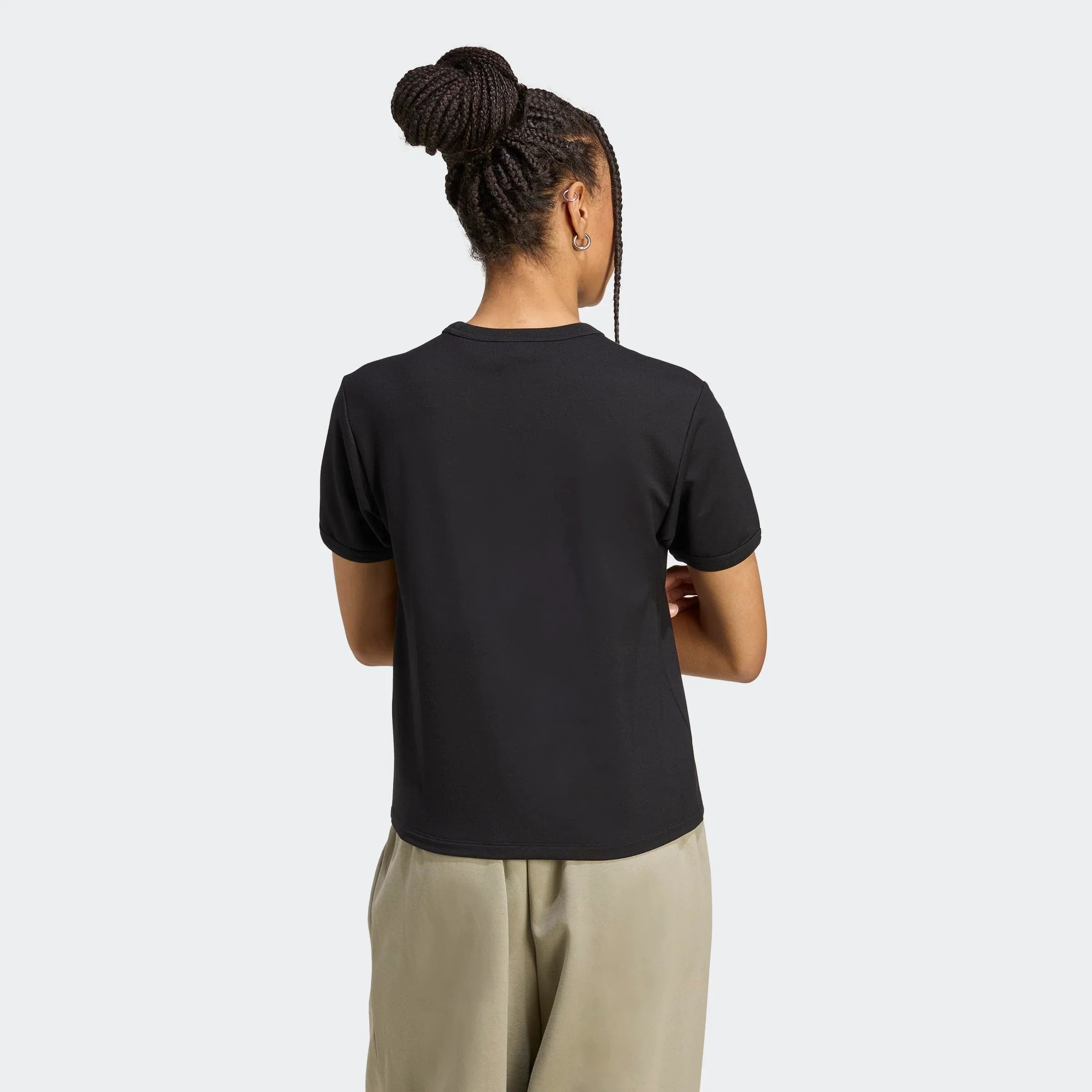 מודל לובשת חולצת טי שחורה קצרה ומכנסיים בהירים, צילום גב, fashion CHOZEN