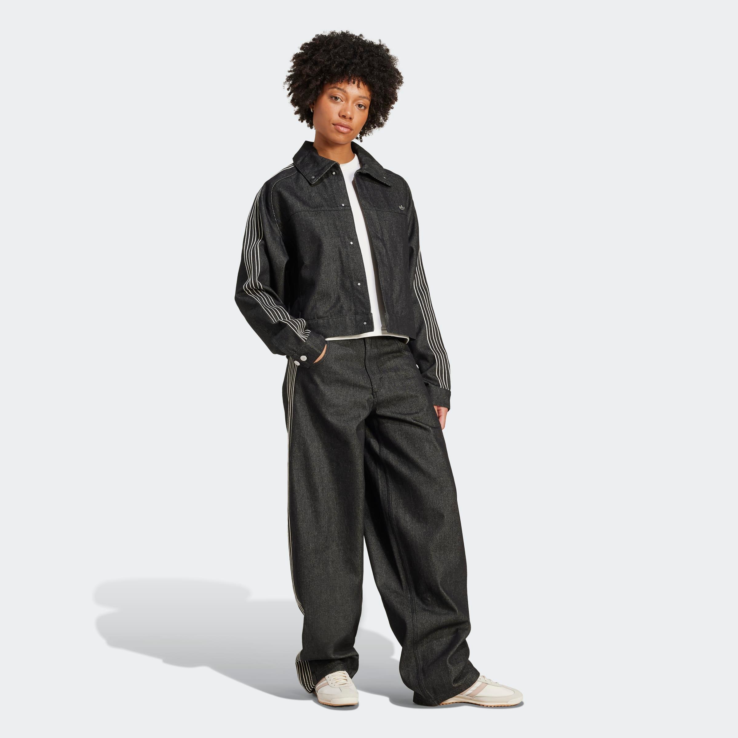 אישה לובשת סט ג'ינס כהה עם פסים לבנים, בגדים אופנתיים מ-CHOZEN קבוצת אלפא