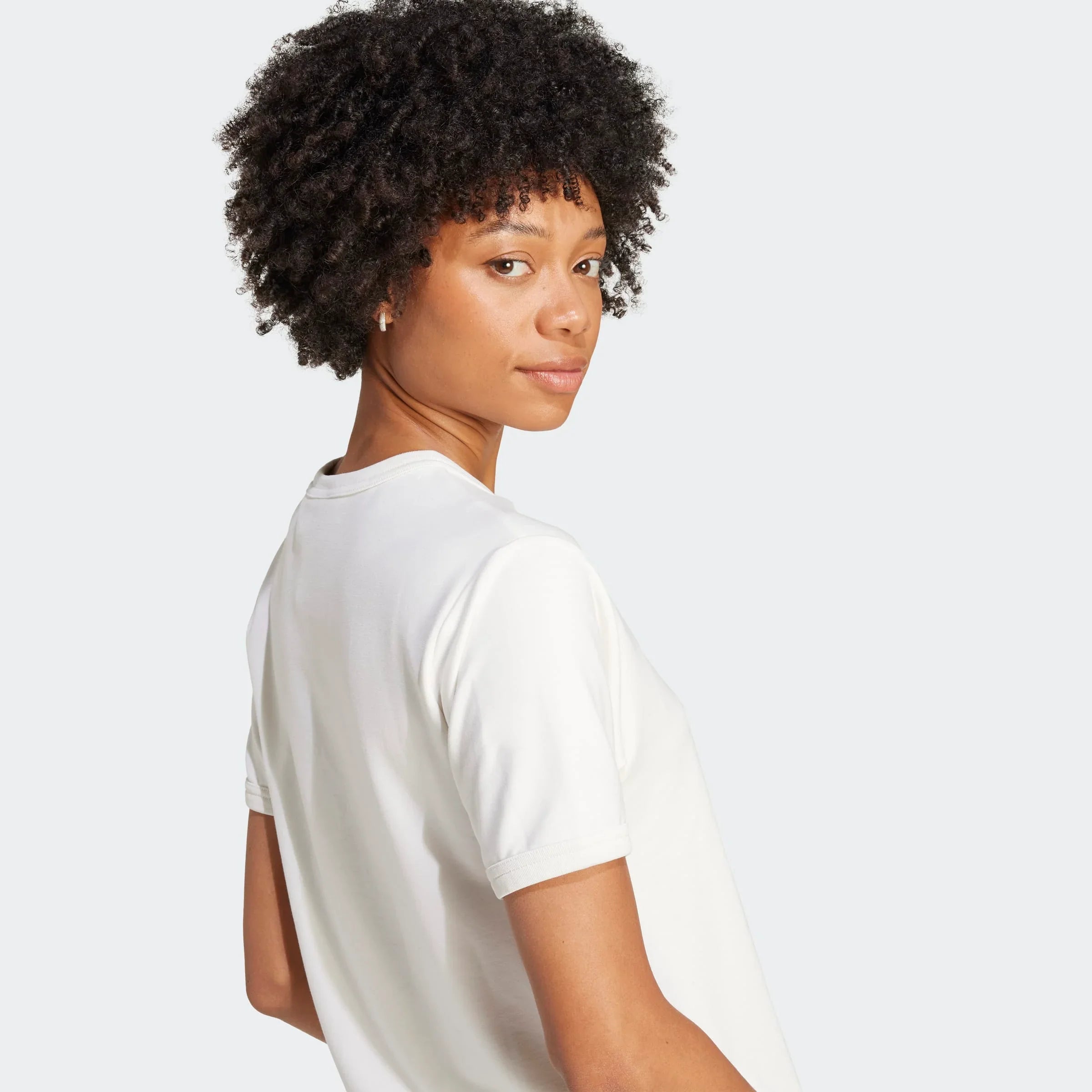 אישה מדגמנת חולצת טי לבנה, אופנת CHOZEN, צילום סטודיו, קבוצת אלפא