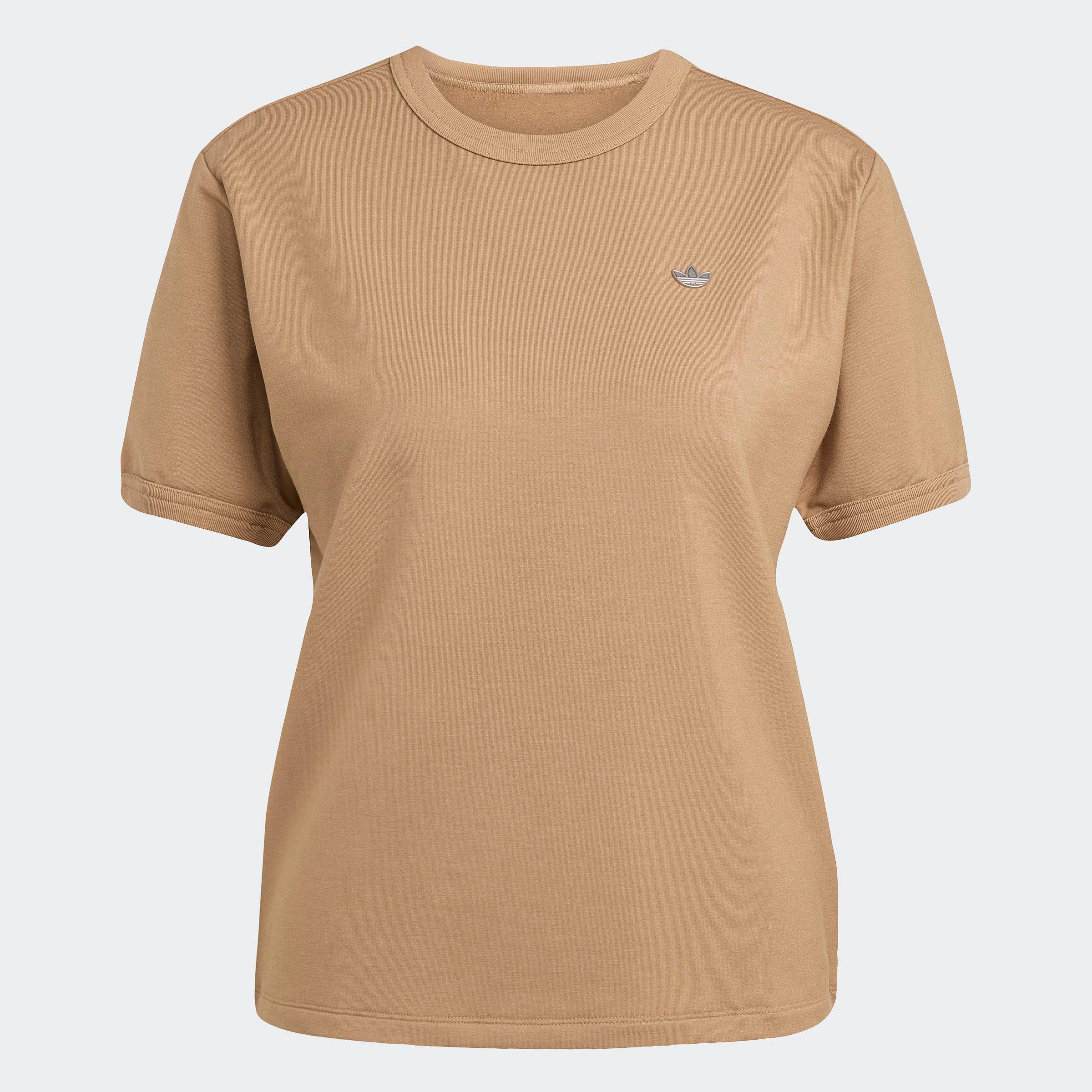 חולצת טי שרט קז'ואל בצבע בז' עם לוגו קטן, צילום מוצר לאתר CHOZEN