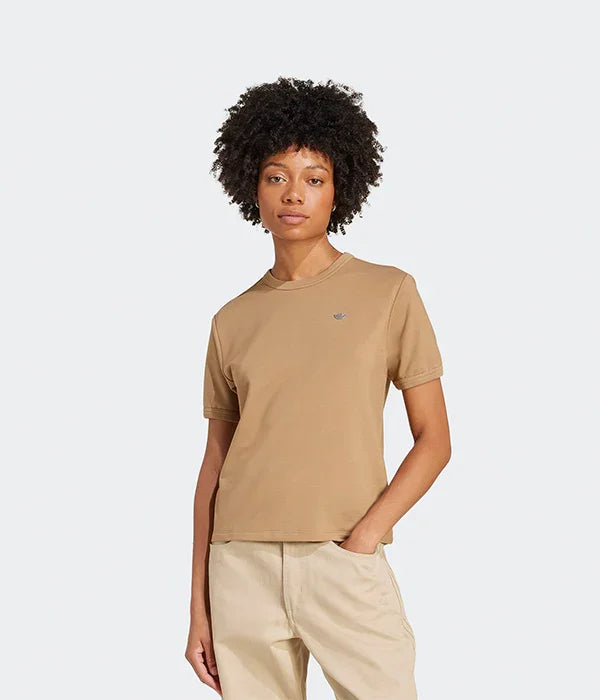 אישה לובשת חולצת טי שירט בז׳ קלאסית עם לוגו, צילום אופנה לקבוצת אלפא CHOZEN