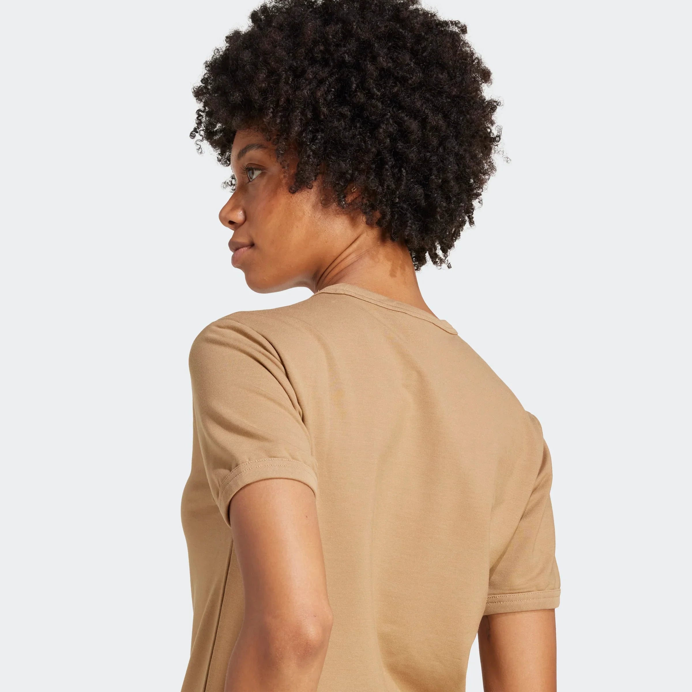 אישה עם חולצת טי שירט בז׳, אופנת נשים CHOZEN, צילום על רקע לבן