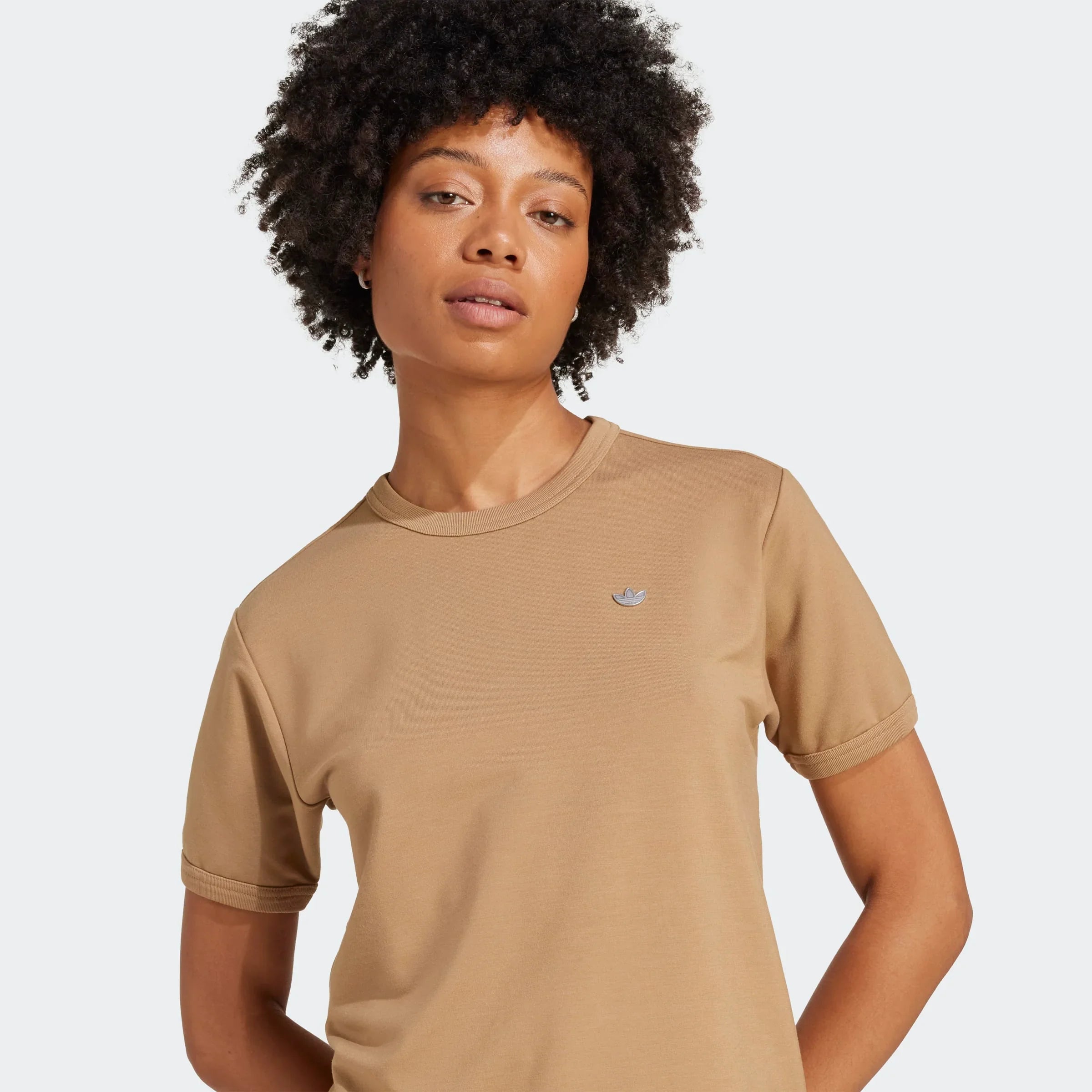 אישה עם חולצת טריקו אופנתית בצבע בז' עם לוגו, אופנת CHOZEN מותגים מובילים