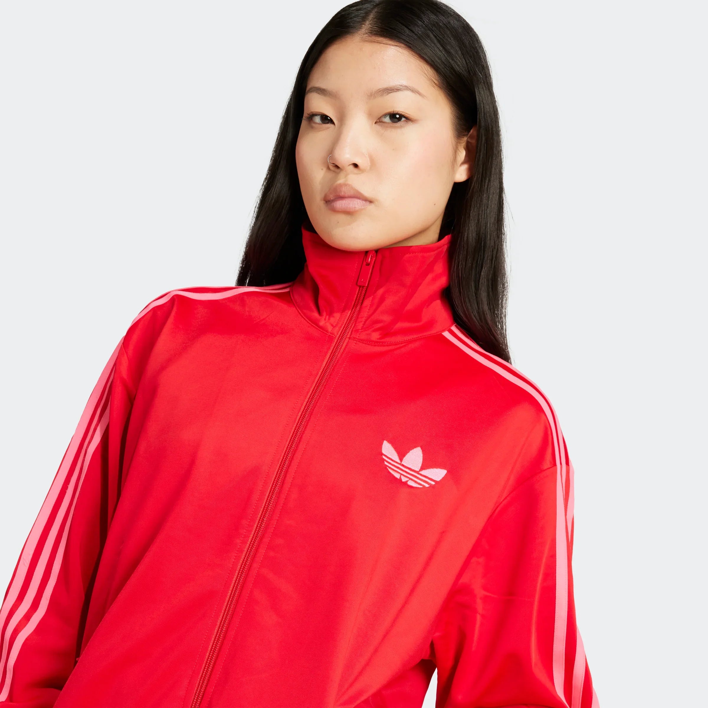 אישה לובשת ג’קט אדידס אדום עם סמל המותג, צילום אופנה לאתר CHOZEN