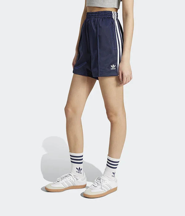 דגם של מכנסי ספורט אדידס לנשים בצבע כחול כהה בחנות CHOZEN, צילום על רקע לבן