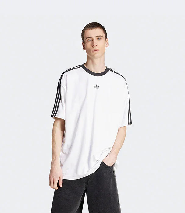 דגם גבר מדגים חולצת אדידס לבנה עם פסים שחורים, אופנה עדכנית ב-CHOZEN