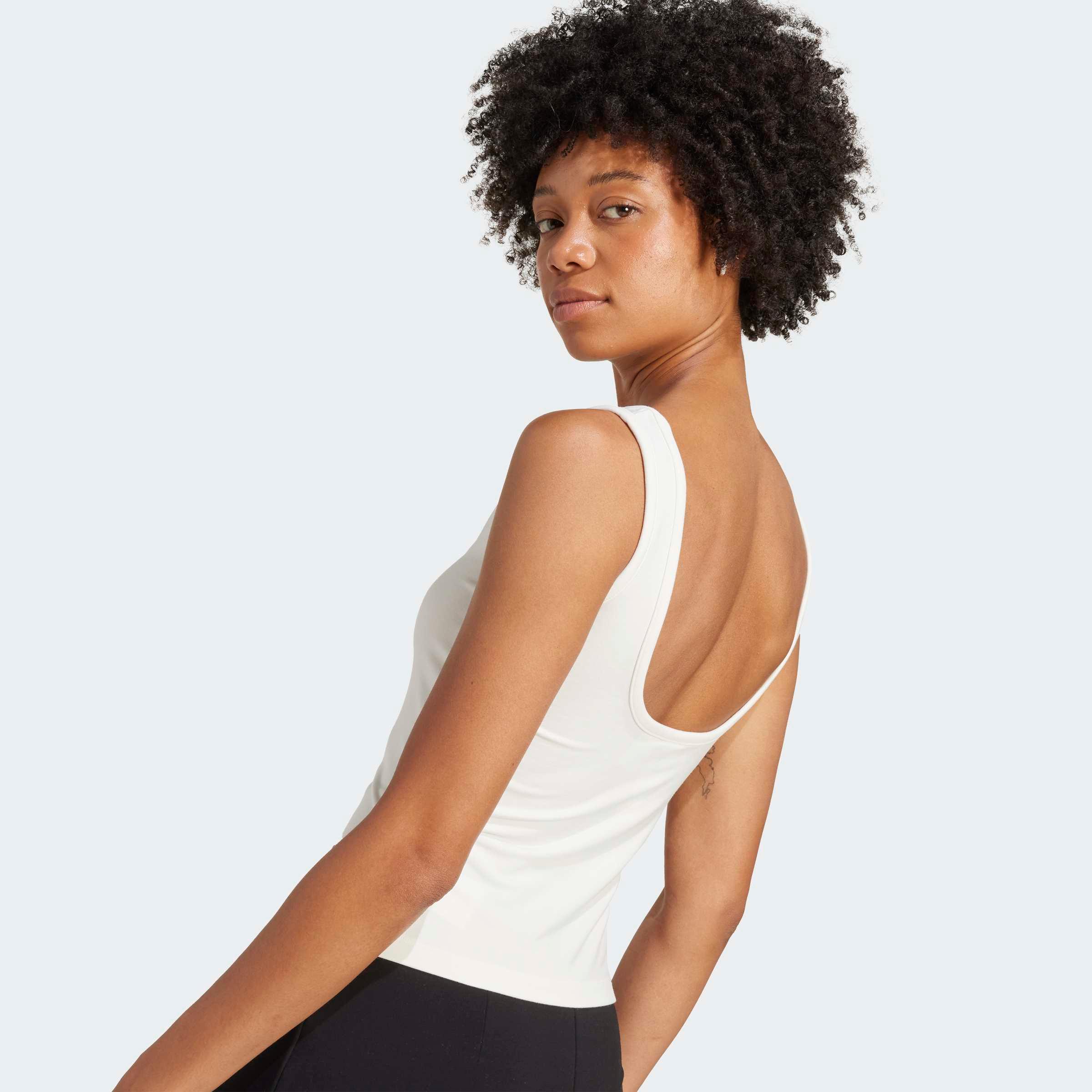 דוגמנית לובשת טופ לבן עם גב פתוח, אופנה מודרנית CHOZEN