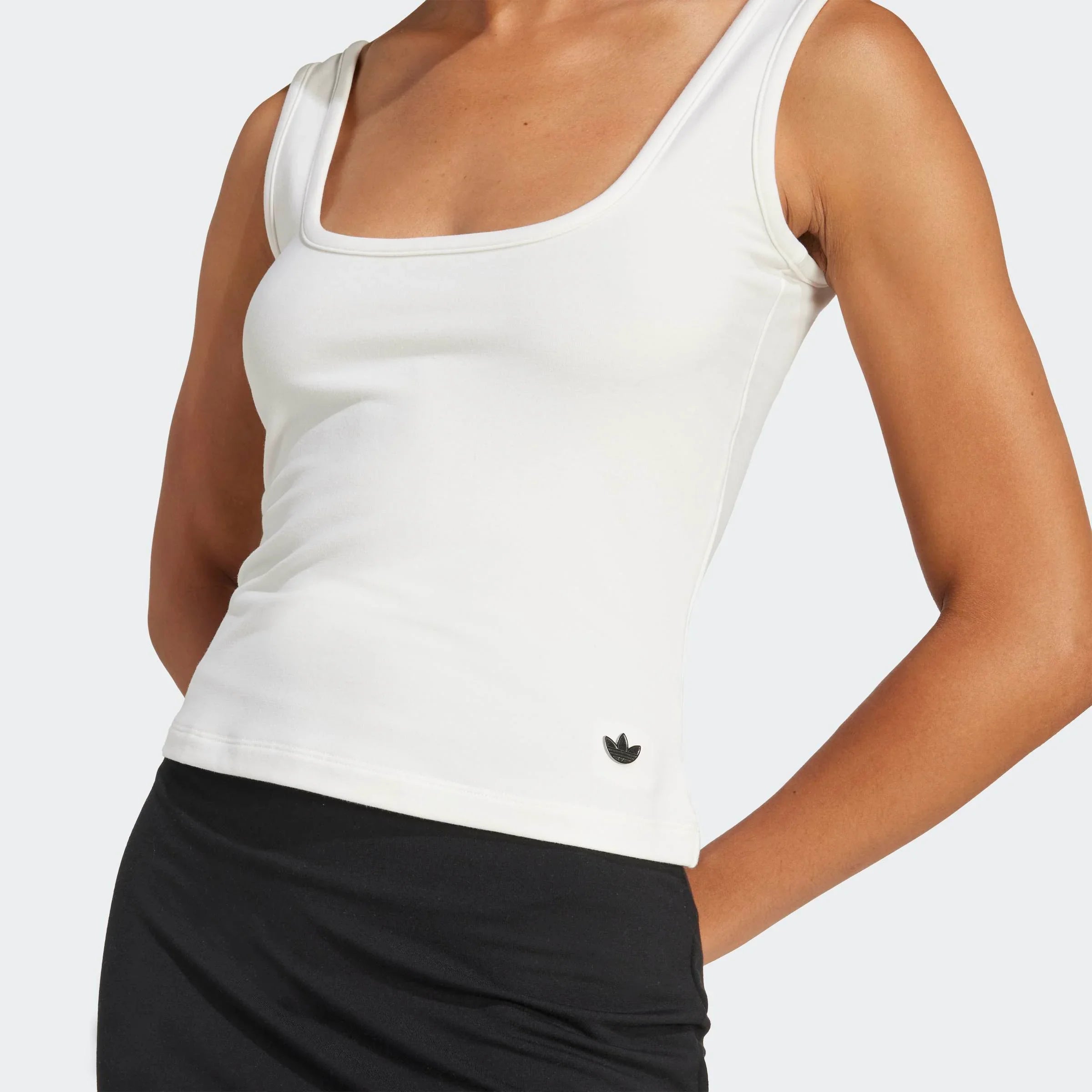 גופיית נשים לבנה עם סמל אדידס מקורית, אופנה עדכנית באתר CHOZEN